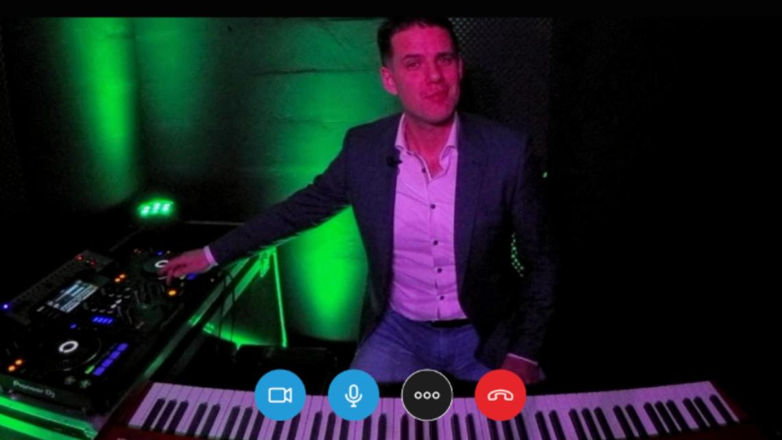 Pianist, DJ & Quizmaster Guido Nobel tijdens online optreden